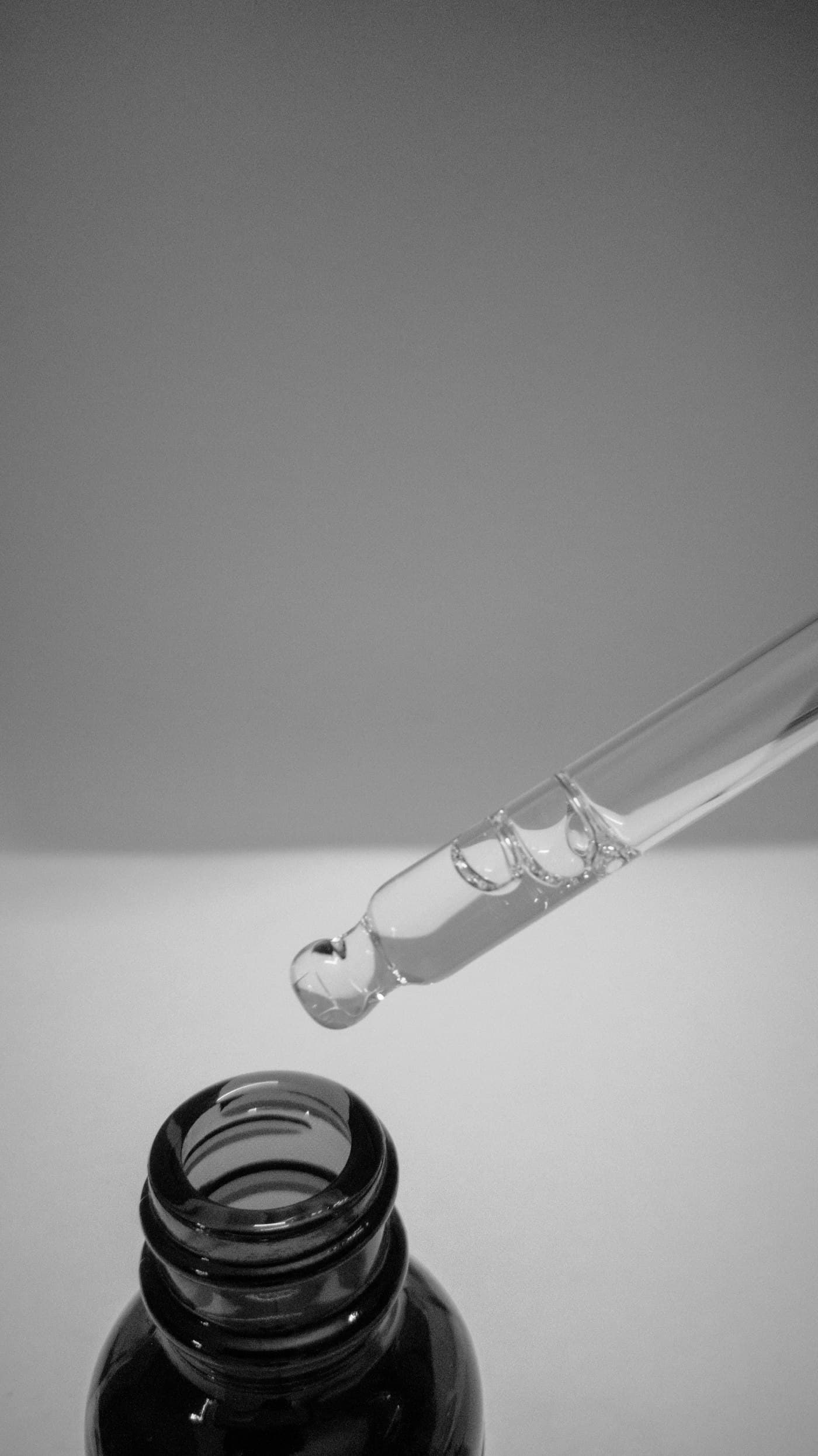 Envases de cosmética y cuidado natural sobre fondo blanco